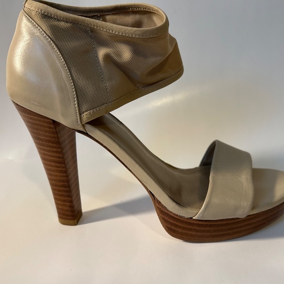 Stuart Weitzman - Picture 5 of 8